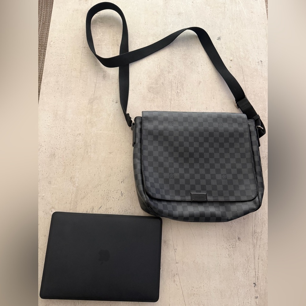 Louis Vuitton Damier Graphite District MM: amazing condition. Used once.